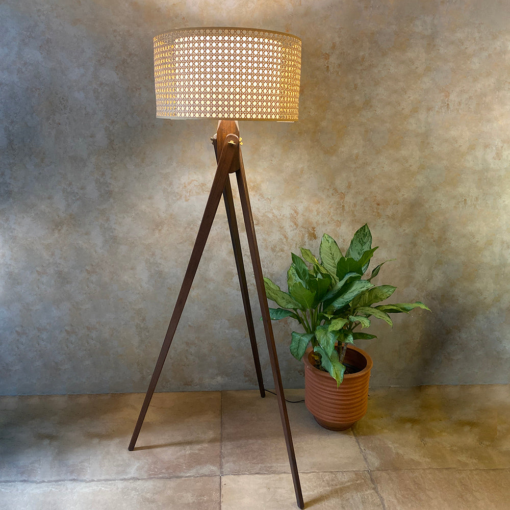 Tripod sales lamp shade